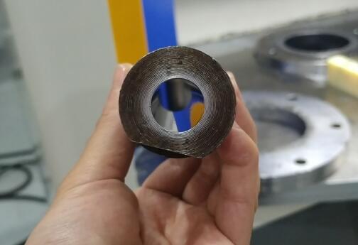 模具內(nèi)孔用磨床磨過，對內(nèi)孔拋光提升光潔度使用斯曼克磨粒流進(jìn)行加工